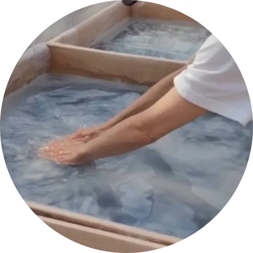 塩をならしている様子