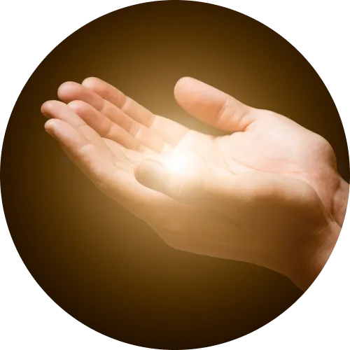 塩を両手で持ち上げている様子