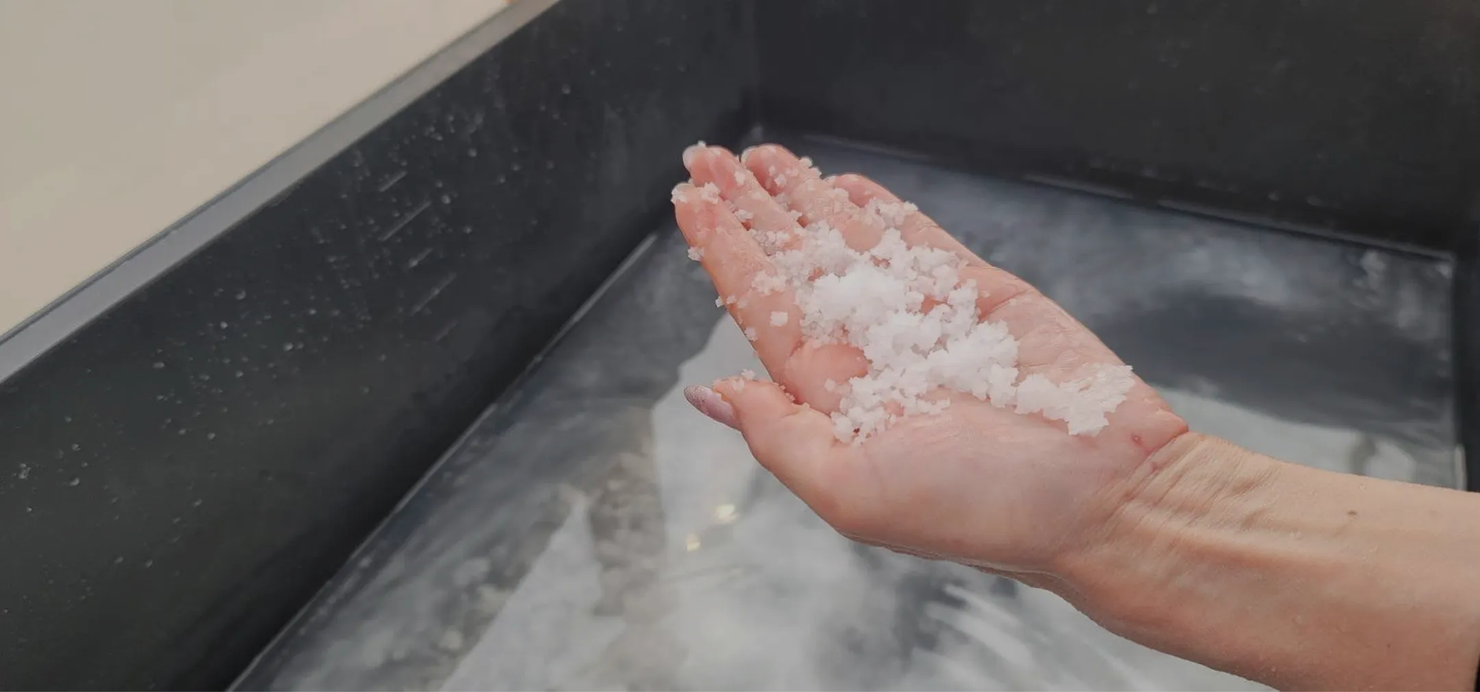 手で塩をすくう様子