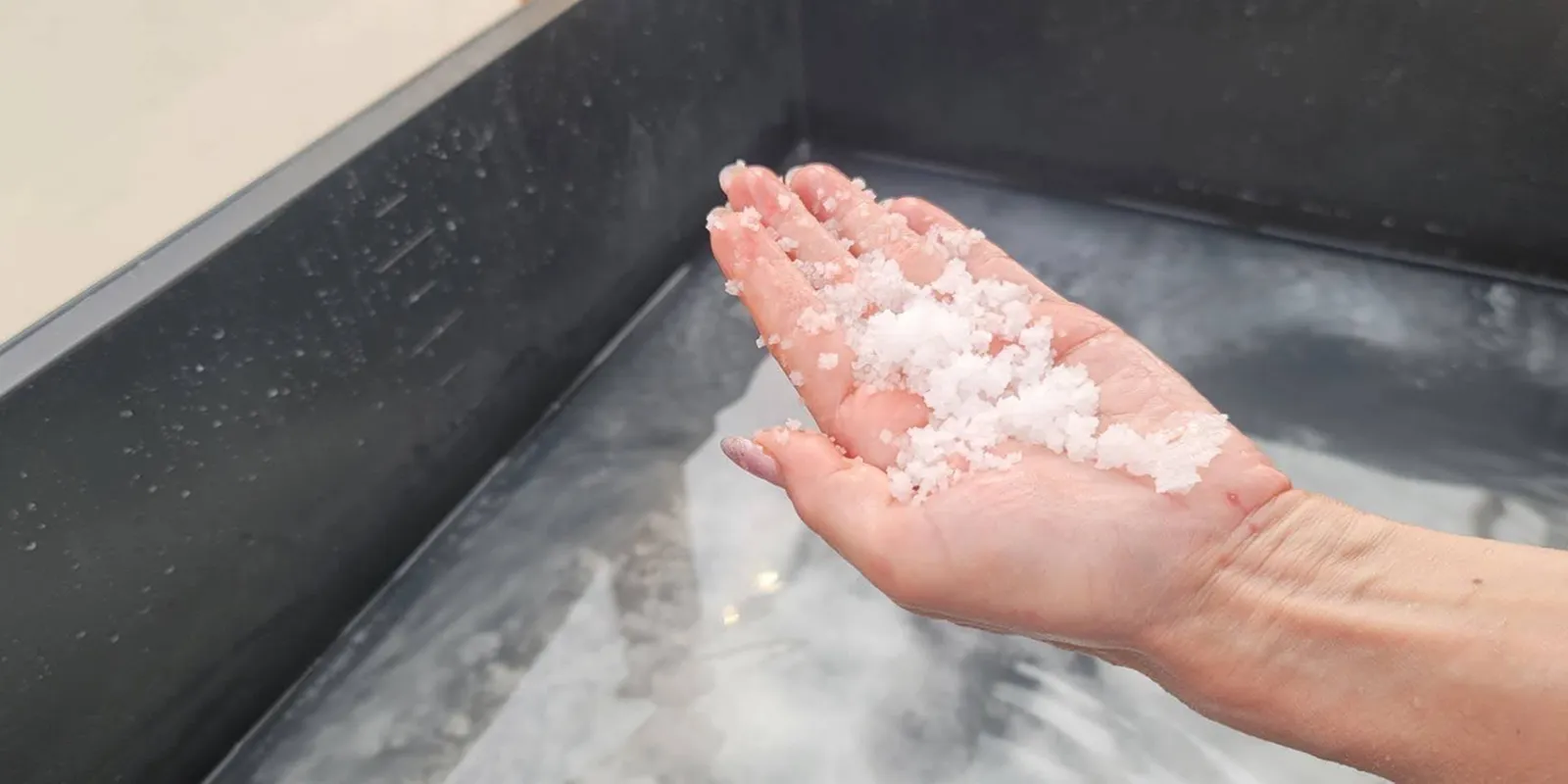 手で塩を持ち上げている様子