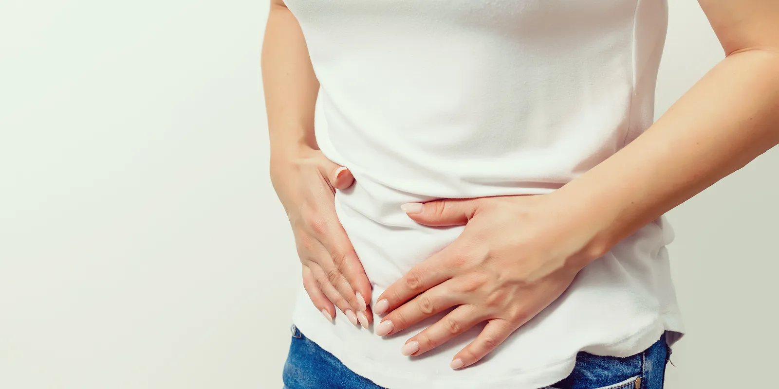 お腹を抑えている女性