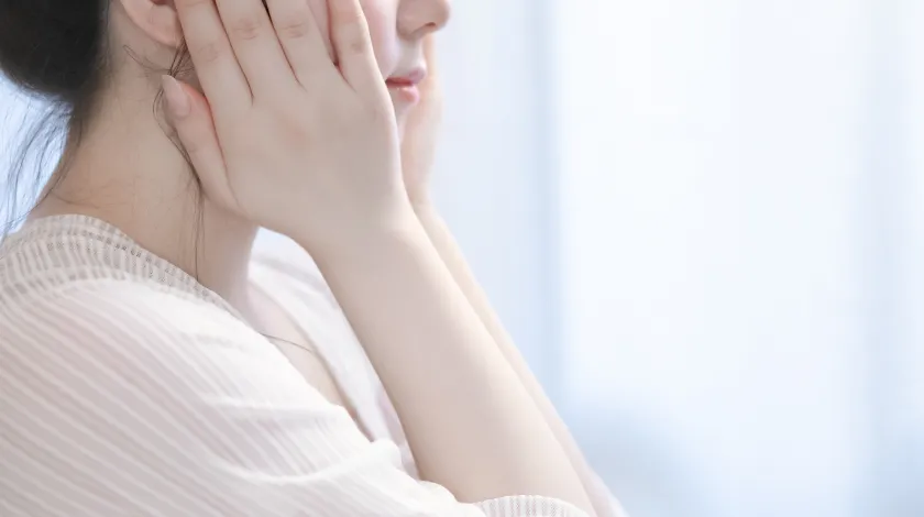 肌を抑える女性