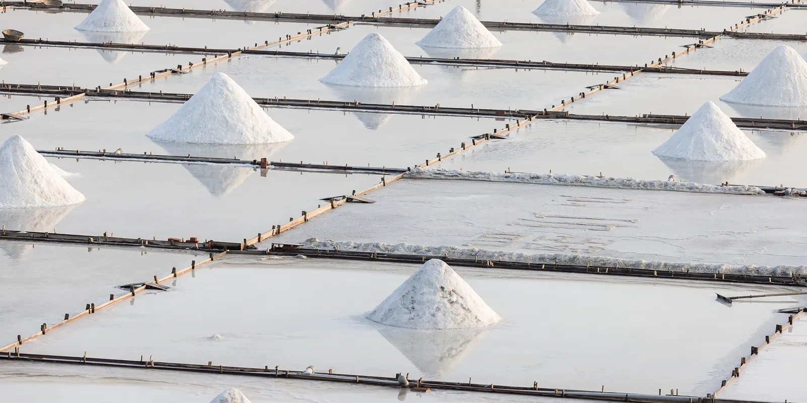 天日塩が作られる様子